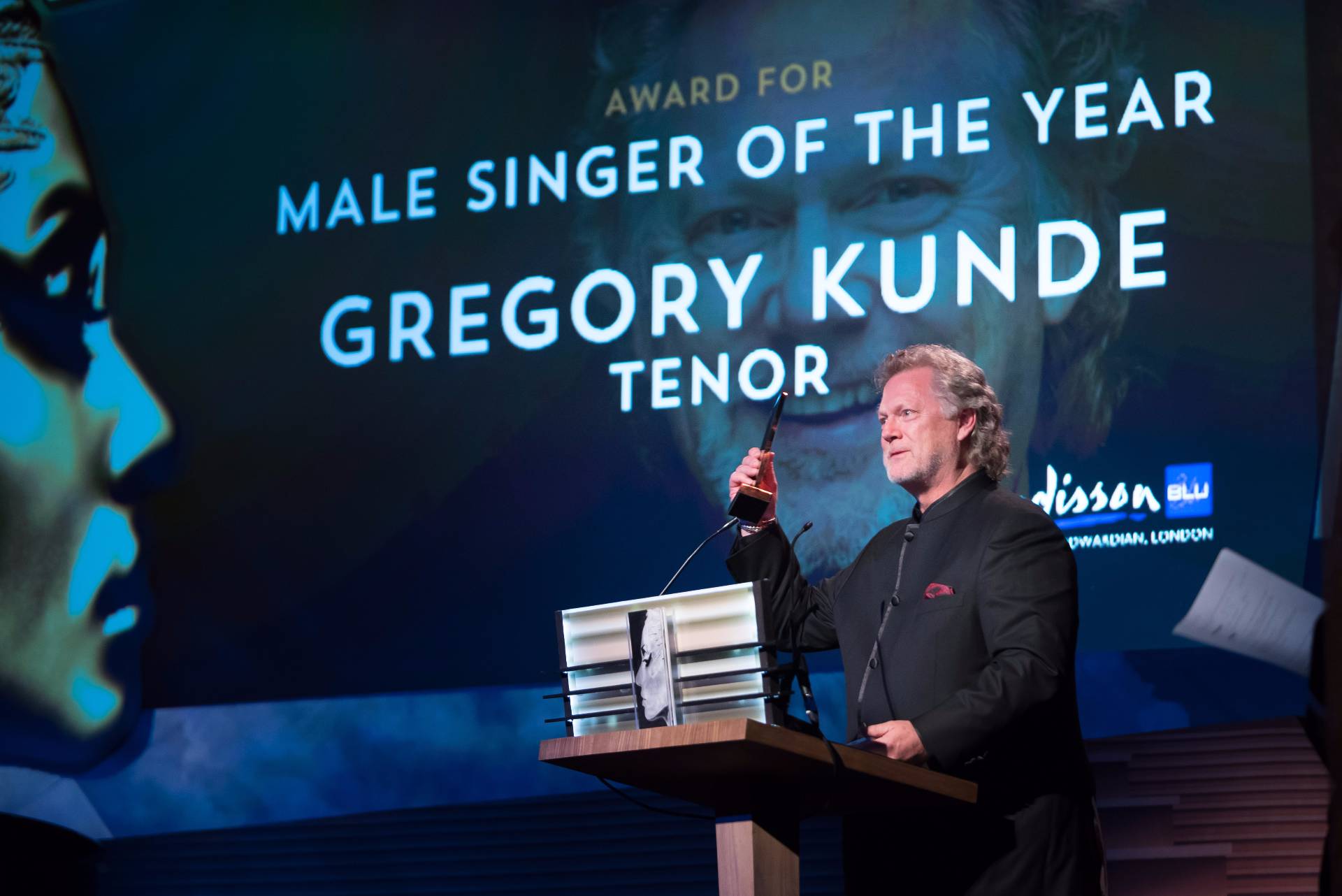 Gregory Kunde acceps his International Opera Award 2016